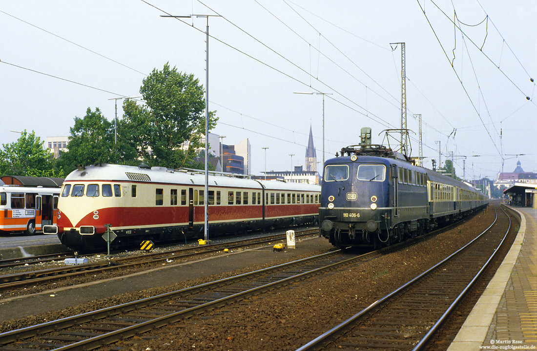 608 801 der US-Armee neben 110 406 in blau in Paderborn Hbf