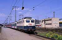 110 109 in oceanblau beige mit RE22064 in Koblenz Hbf
