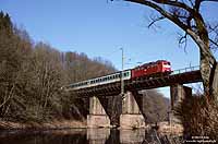 110 152 in orientrot auf der Siegbrücke in Rosbach an der Siegstrecke
