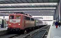 110 241 in orientrot in der Bahnhofshalle München Hbf