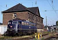 110 320 in blau vor dem Kantinengebäude in Köln Betriebsbahnhof