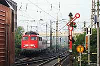 110 333 mit RE12123 Koblenz - Frankfurt in Rüsselsheim mit Formsignal