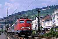 110 344 mit RB15525 in Rüdesheim mit Häuserzeile