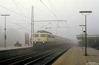 110 430 in oceanblau beige im Nebel im Bahnhof Lippstadt, D2641 und D2941