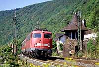 110 342 mit der RB15537 mit ehemaligen Posten 113 auf der rechten Rheinstrecke zwischen Kaub und Lorchhausen