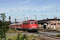 110 434 mit Empangsgebäude im Bahnhof Mainz Kastel