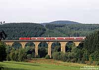 110 443 mit RE15188 auf dem Viadukt bei Rudersdorf