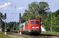 139 172 ex 110 172 mit rollender Landstraße im Bahnhof Aßling