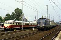 608 801 der US-Armee neben 110 406 in blau in Paderborn Hbf