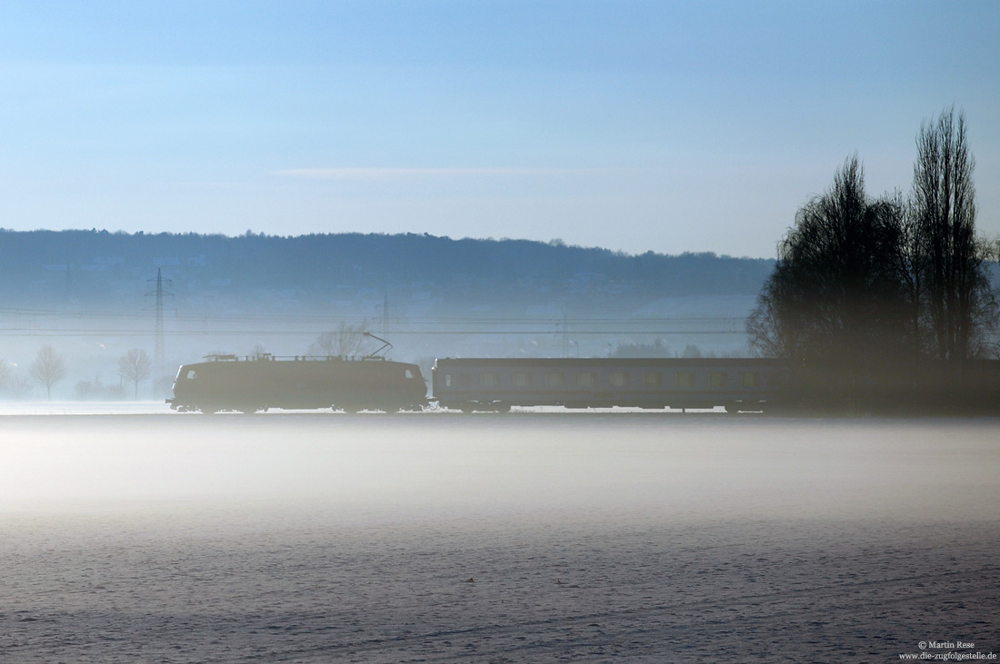 IC mit einer 120.1 im Schnee zwischen Brühl und Sechtem im Nebel