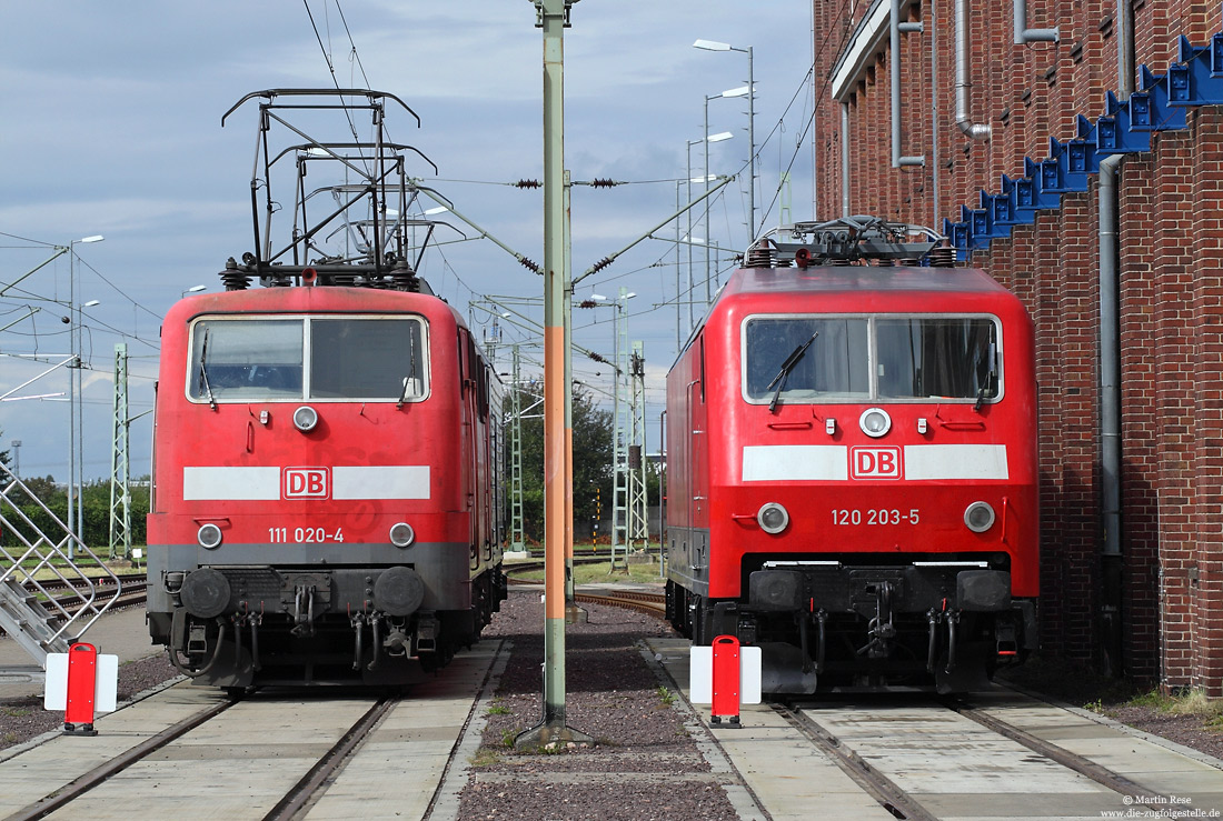 120 203 ex 120 107 neben 111 020 im Werk Dessau