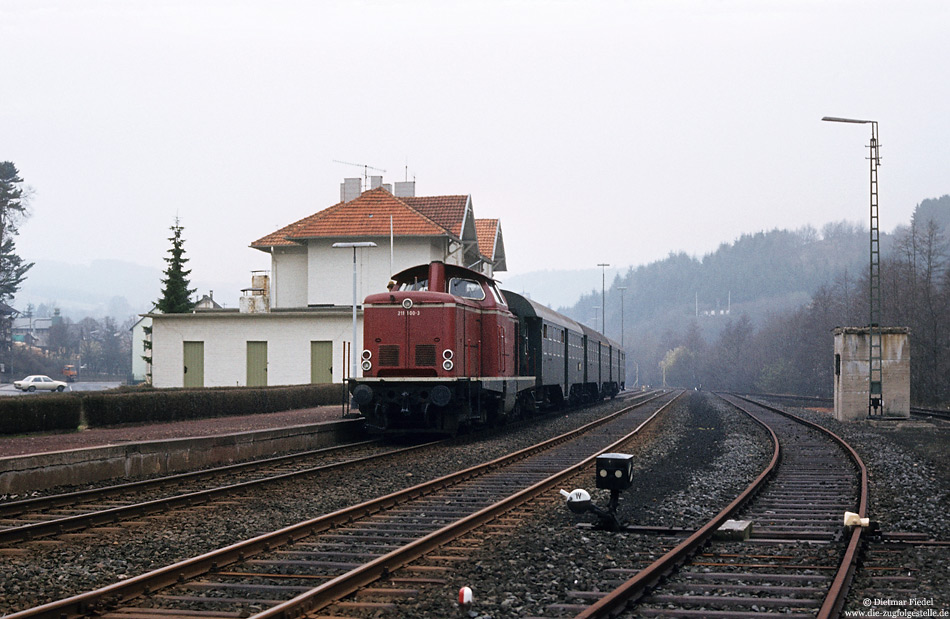 211 100 im Bahnhof Hellenthal, Foto Dietmar Fiedel