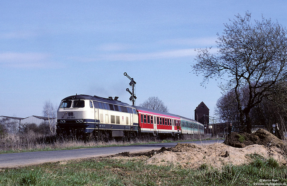 215 081 in oceanblau beige mit SE7732 in Kuchenheim mit Formsignal
