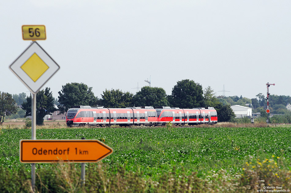 644 037 auf der Voreifelbahn mit Wegweiser nach Odendorf