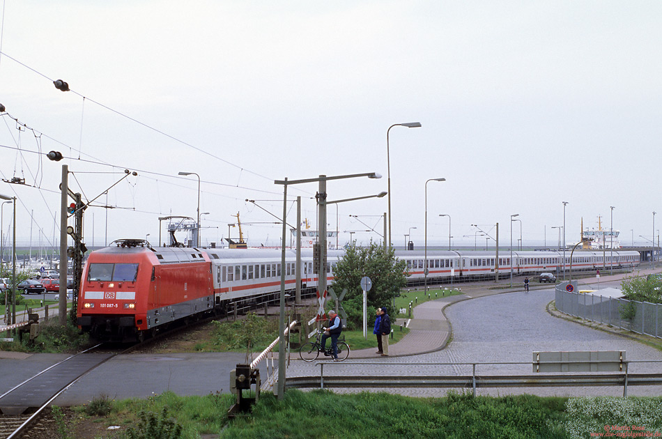101 087 im Bahnhof Norddeich Mole