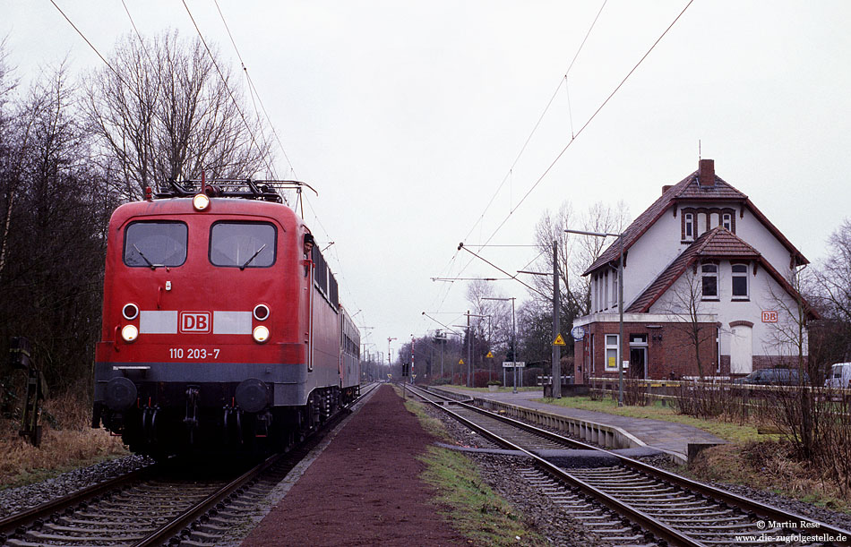 Vor der Einführung des GSMR-Funk fanden in ganz Deutschland zahlreiche Funkmessfahrten statt. Als Fbz 92073 (Norddeich - Emden Rbf) wartet die Dortmunder 110 203 mit einem Funkmesswagen in Marienhafe die Kreuzung mit dem Regionalexpress nach Norddeich ab. 22.1.2003