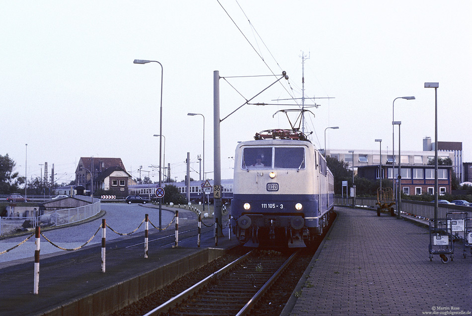 111 105 mit InterRegio-Vorläufer D20018 aus Heidelberg in Norddeich Mole