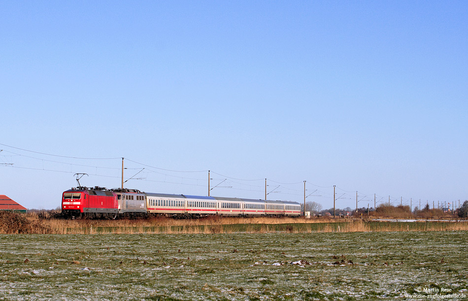 120 114 mit IC132 und 110 457 im Schlepp bei Abelitz