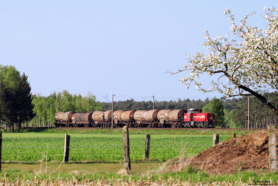 Am 6.5.2008 fährt die D24 der Bentheimer Eisenbahn aus Holthausen kommend bei Leschede in Richtung Salzbergen.

