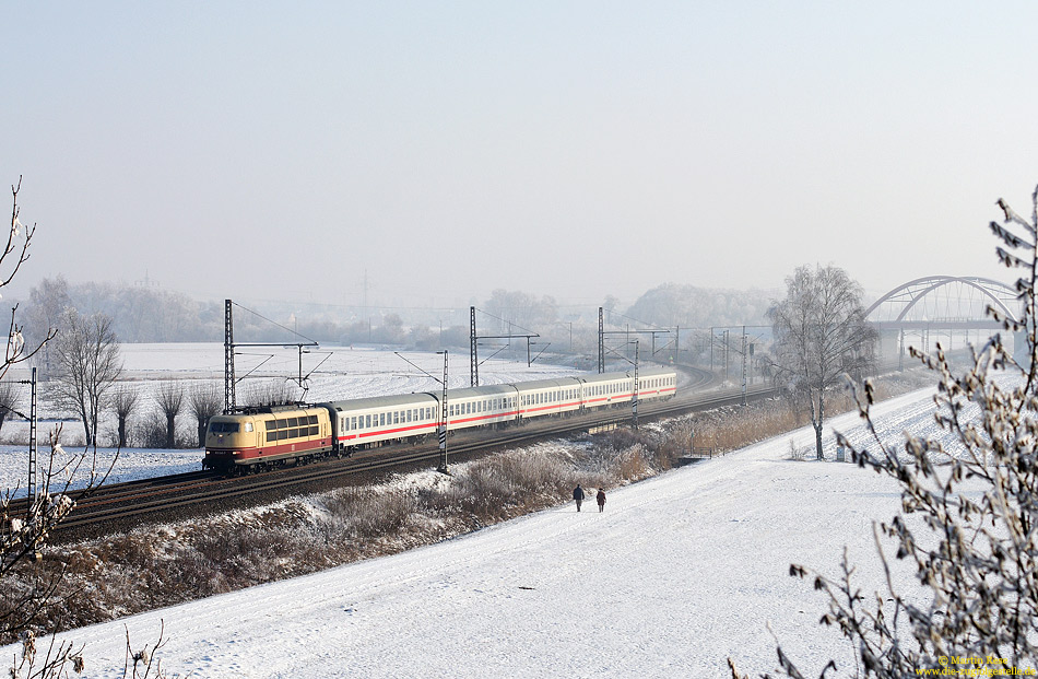Am Nachmittag des gleichen Tages fuhr mir die 103 245 noch einmal vor die Linse. Mit dem Ersatz-IC73944 (München – Nürnberg) erreicht die 103 245 in Kürze Donauwörth.