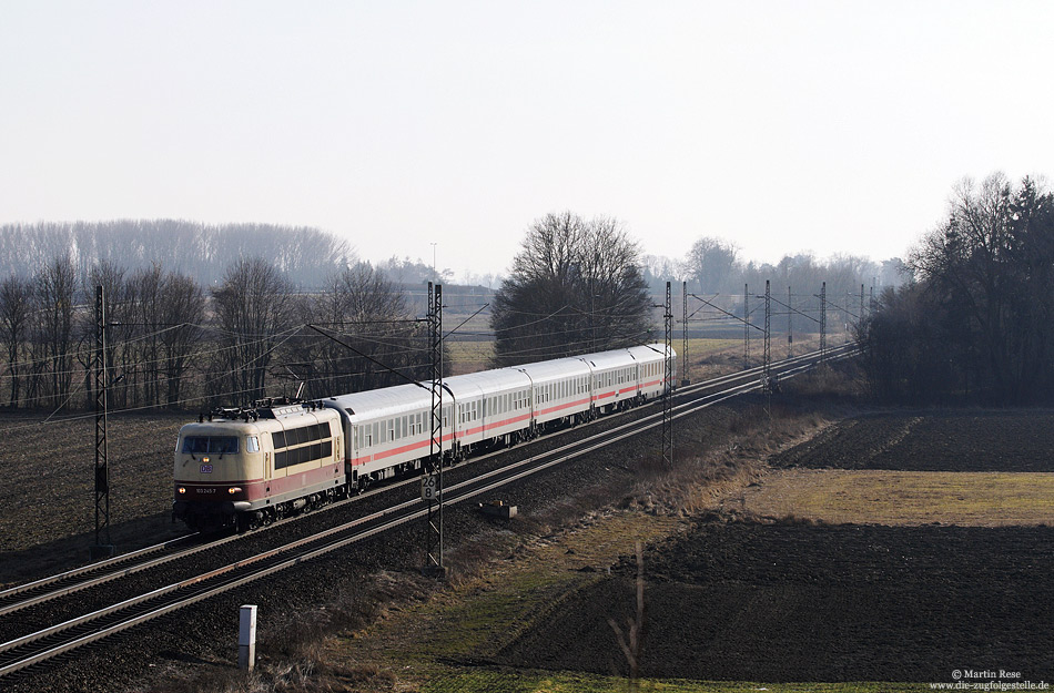 Ebenfalls bei Nordendorf fährt die 103 245 mit dem aus fünf Wagen gebildeten IC73944 nach Nürnberg Hbf. Ein leichtes Spiel für die 103! 3.2.2009