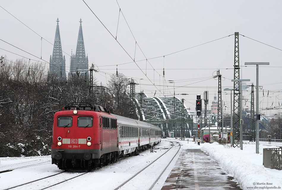 Nicht nur für die ICE-Flotte gibt es Ersatzzüge. Am 21.12.2010 musste die 47-jährige 110 284 für eine ausgefallene 101 einspringen und den IC135 nach Norddeich bringen. Fotografiert in Köln Messe/Deutz.