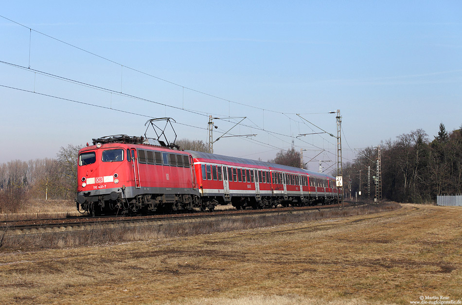 Mit dem 425-Ersatzzug RB38837 aus Biblis legt sich die 110 401 kurz vor ihrem Zielbahnhof Waghäusel in die Kurve. 22.2.2012