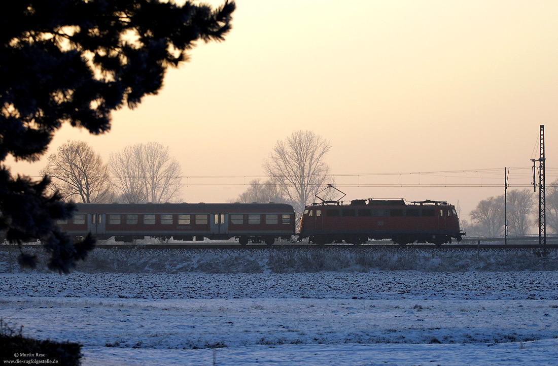 Gleiche Stelle noch einmal: Am Abend des 12.1.2009 fährt die 110 404 mit der RB39040 nach Donauwörth.