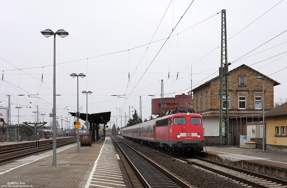 Anfang März wurde die Ludwigshafener 110 401 abgestellt. Ihren Umlauf übernahm fortan die Stuttgarter 110 446. Mit der RB38837 nach Waghäusel steht die 110 446 abfahrbereit in Biblis. 14.3.2012