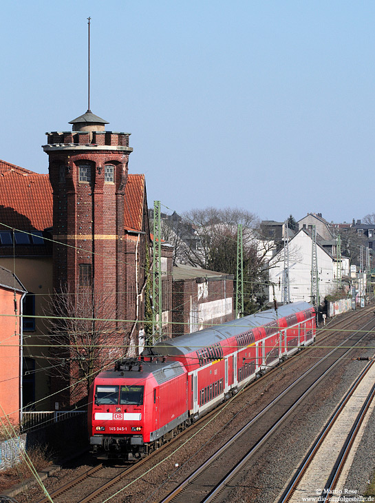 Nahe Wuppertal Unterbarmen rollt der RE10418 (Dortmund – Aachen) dem nächsten Halt Wuppertal Hbf entgegen. Zuglok an diesem 21.2.2011 war die 145 045.