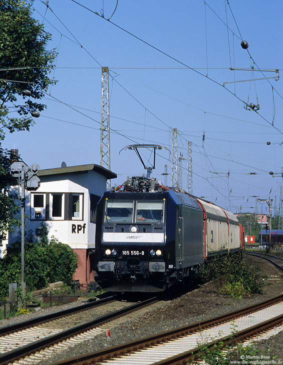 Mitte 2006 gab es bei DB-Cargo massiven Fahrzeugmangel. Aus diesem Grund wurden einige Lokomotiven bei MRCE-Dispolok angemietet. Auf dem Weg nach Aachen West passiert eine der Mietloks, die 185 556 den Bahnhof Aachen Rote Erde. 21.9.2006