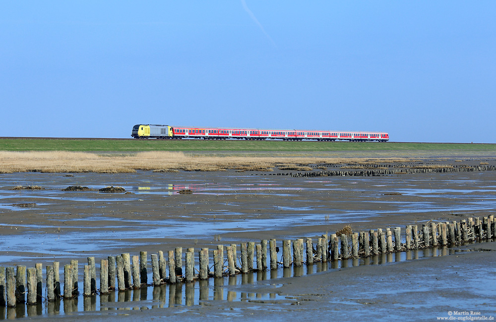 Wie in alten Tagen war der RE11012 (Hamburg Altona – Westerland) am 4.4.2017 aus einer artreinen n-Wagen-Garnitur gebildet. Nur an der Zuglok der 223 011 kann man erkennen, dass es sich hier um eine aktuelle Aufnahme handelt.