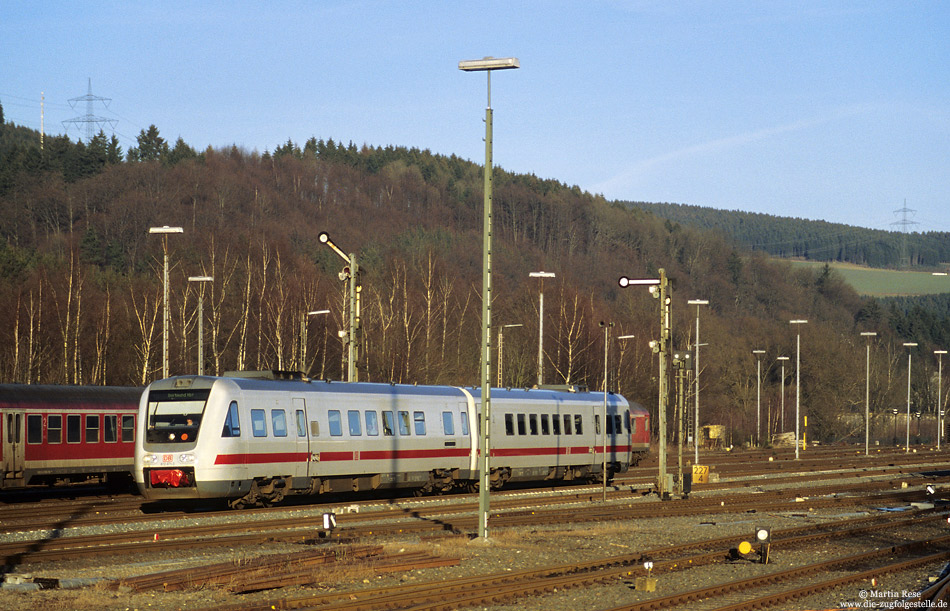 Aus Winterberg kommend fährt der RE29564 nach Dortmund in Bestwig ein. 15.1.2005