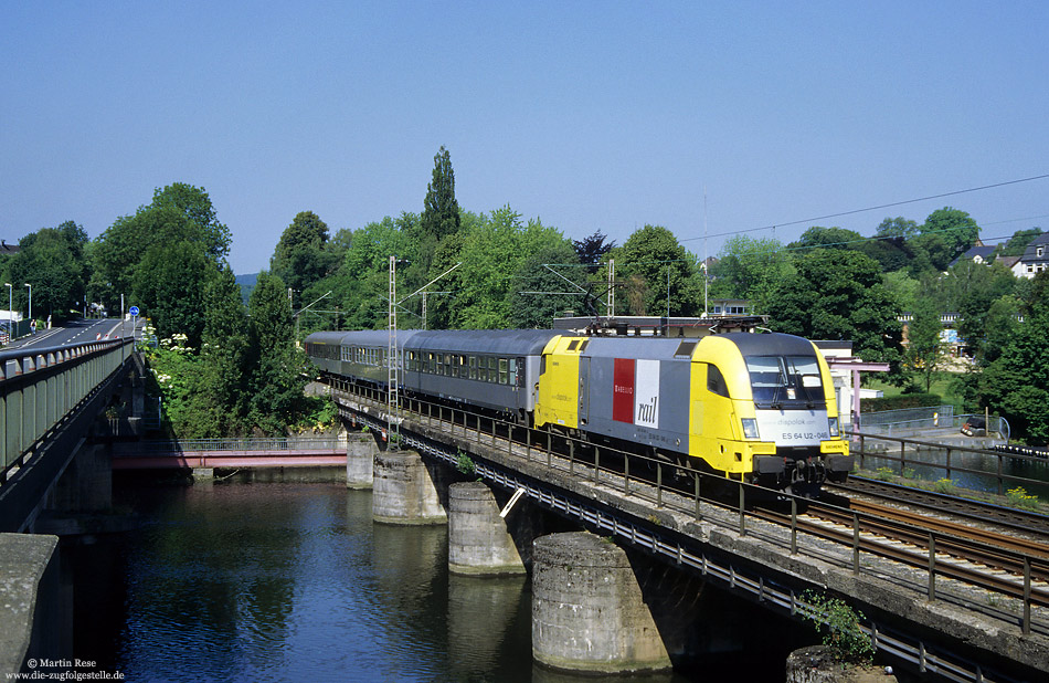 Nahe Wetter (Ruhr) überquert die ES64U2-046 mit dem ARB99611 die Ruhr. 30.6.2006