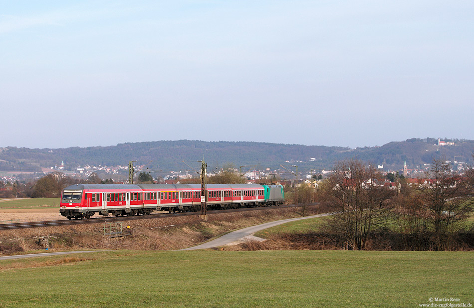 Ein paar Meter weiter südlich schiebt die 185 634 die S3 nach Nürnberg Hbf. Im Hintergrund ist der Ort Pölling zu sehen. 24.3.2011