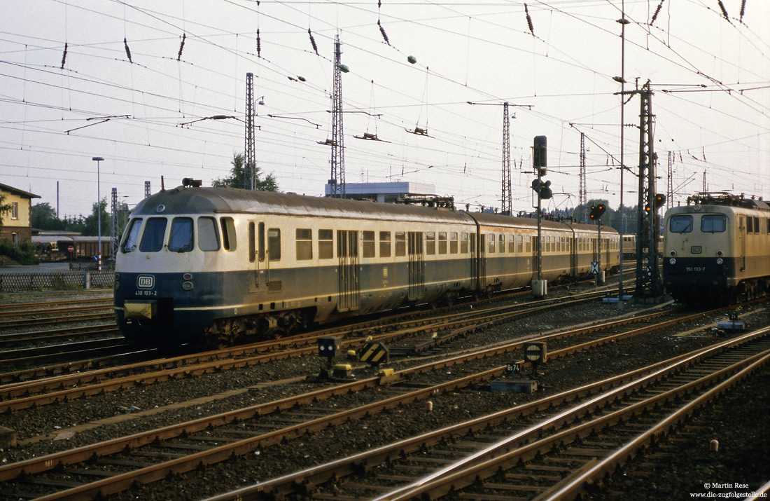 Am Abend des 7.8.1983 wird der 430 103 in Paderborn Hbf bereit gestellt