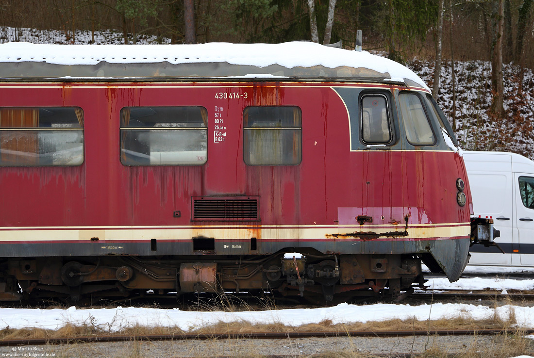 Die Detailaufnahme zeigt den katastrophalen Zustand des Triebwagens. Die Abstellung im Freien bei Wind und Wetter wird dazu führen, dass auch dieser Wagen bald nur noch verschrottet werden kann…