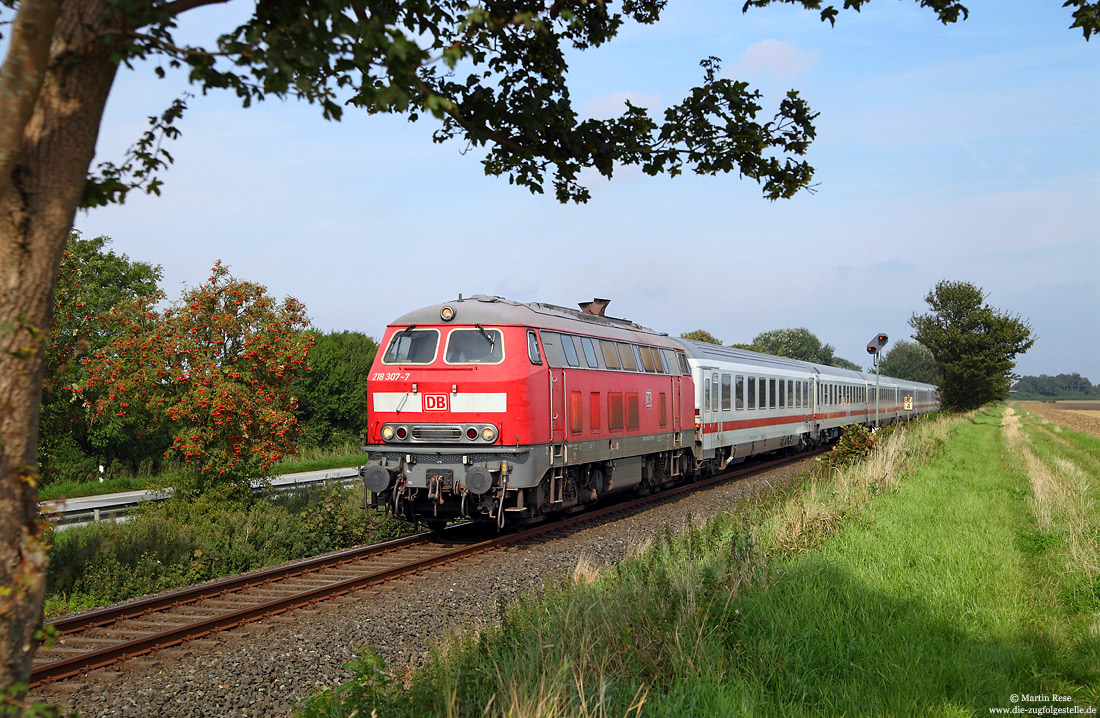 218 307 mit InterCity nach Köln bei Burg auf der Insel Fehmarn