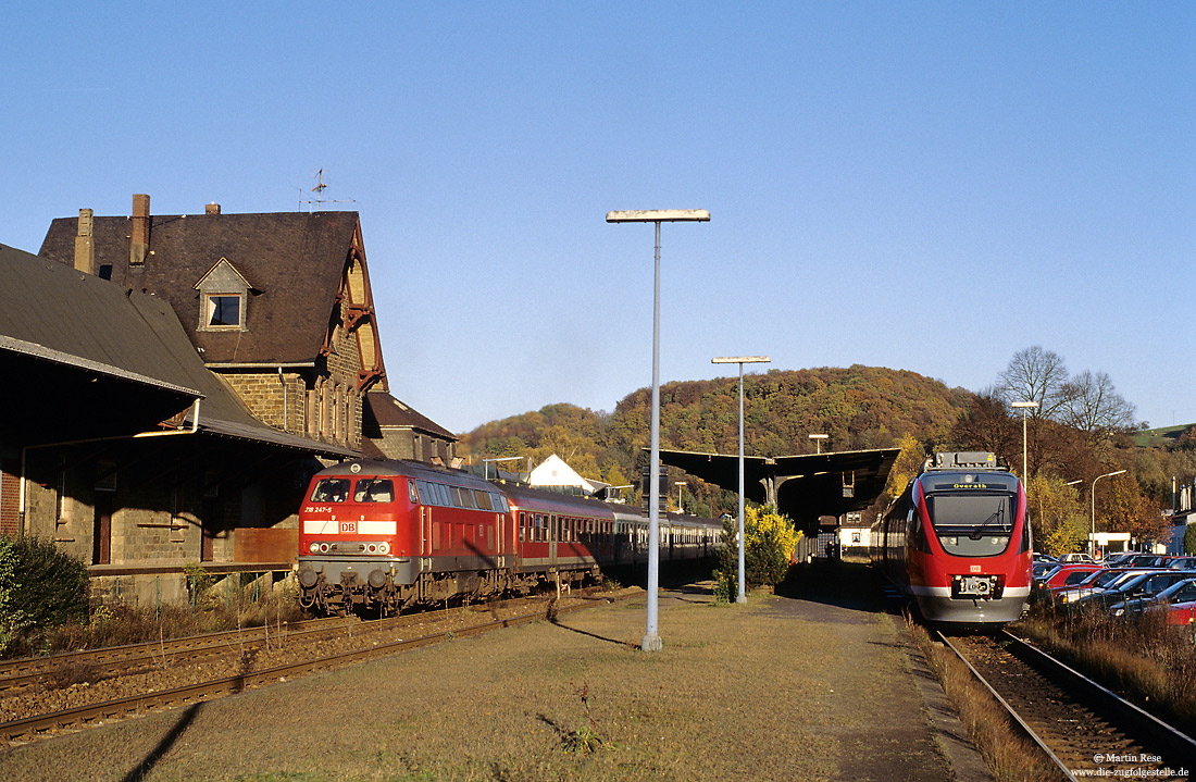 Bahnhof Overath mit 218 247, 644 058 und Empfangsgebäude