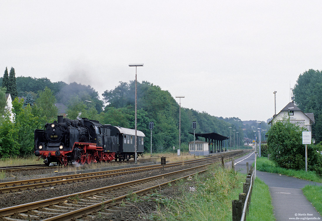 24 009 auf Überführungsfahrt mit einem Dreiachser Umbauwagen im Bahnhof Rösrath