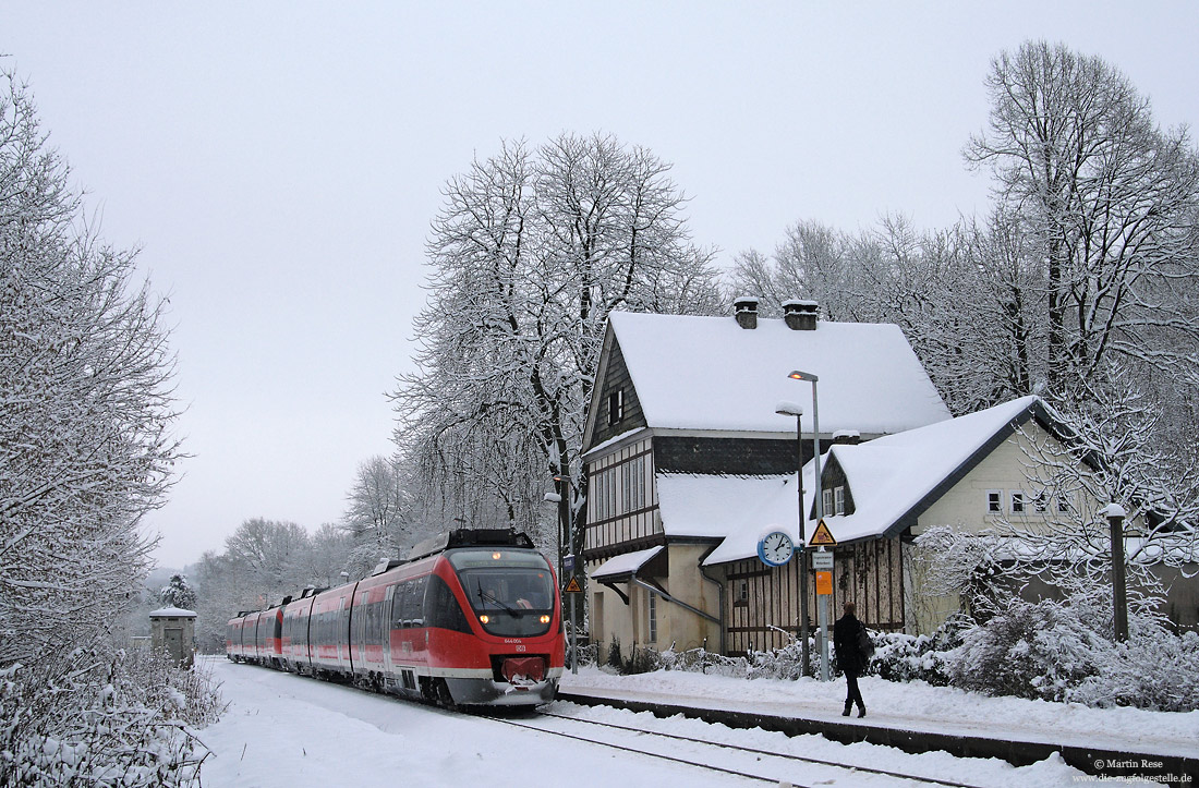 644 004 am Haltepunkt Honrath im Schnee