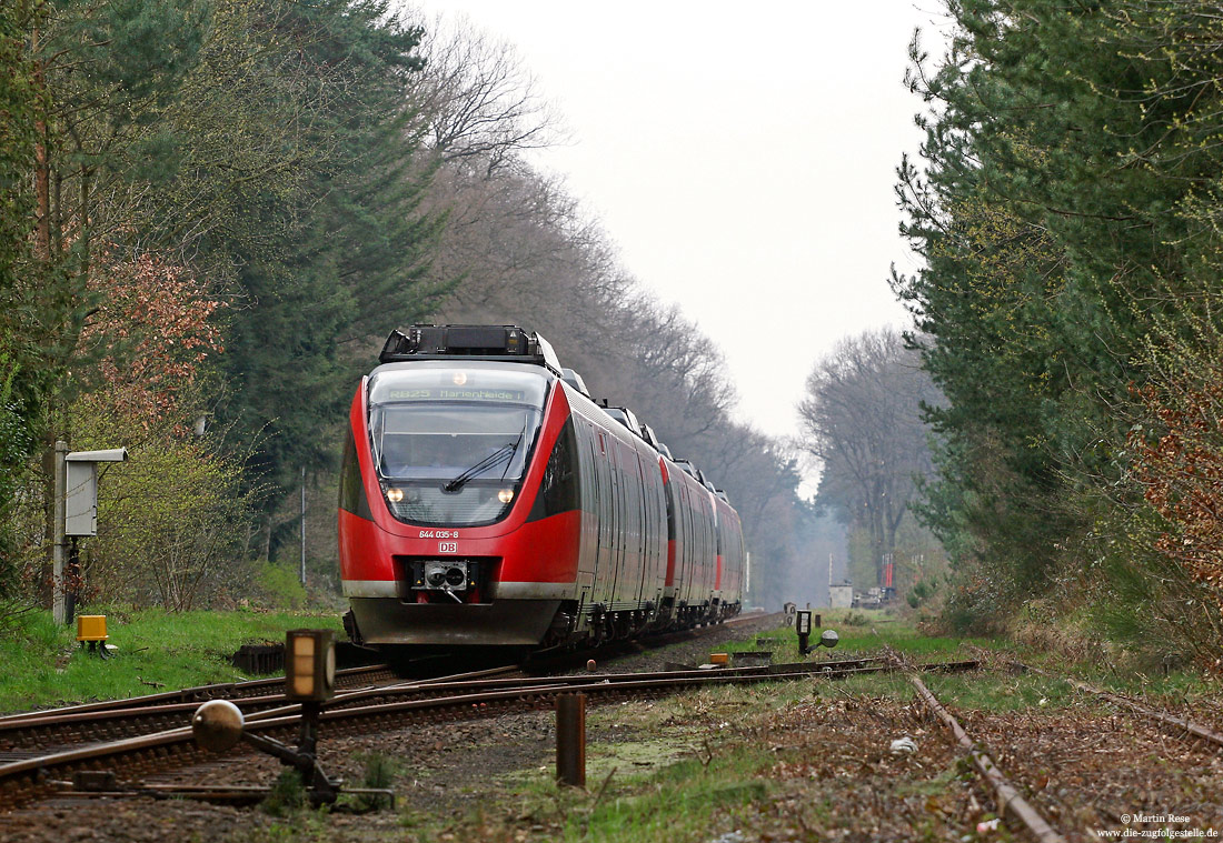 644 035 im ehemaligen Bahnhof Königsforst mit Handweiche und Bahnsteig