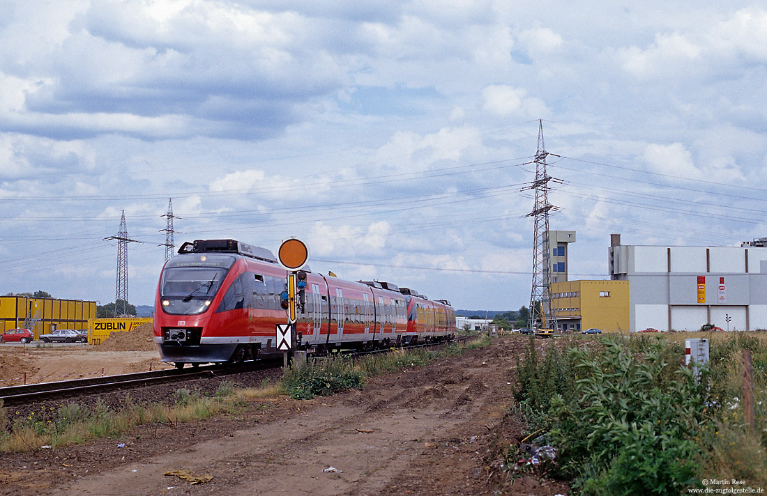 644 039 an der S-Bahnbaustelle am heutigen Haltepunkt Frankfurter Straße mit Formvorsignal