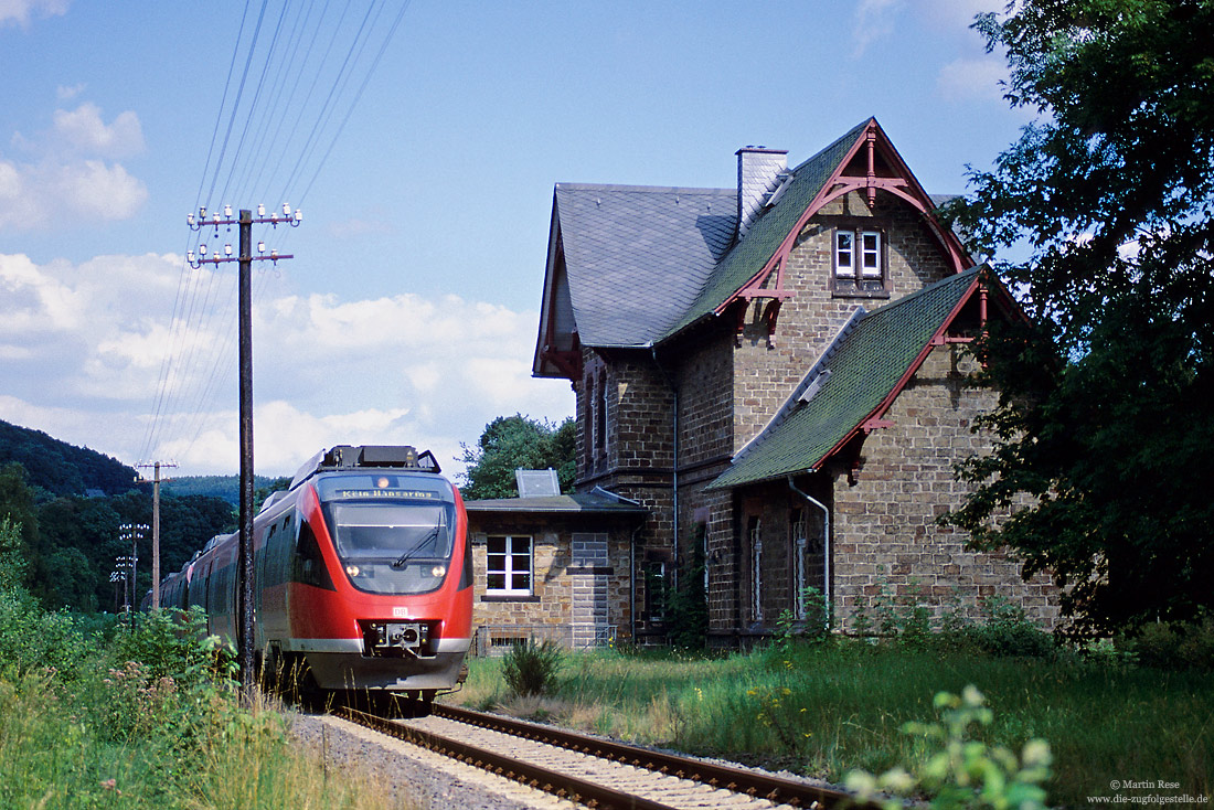 644 506 im Ehreshoven mit ehemaligen Empfangsgebäude und Telegrafenleitungen