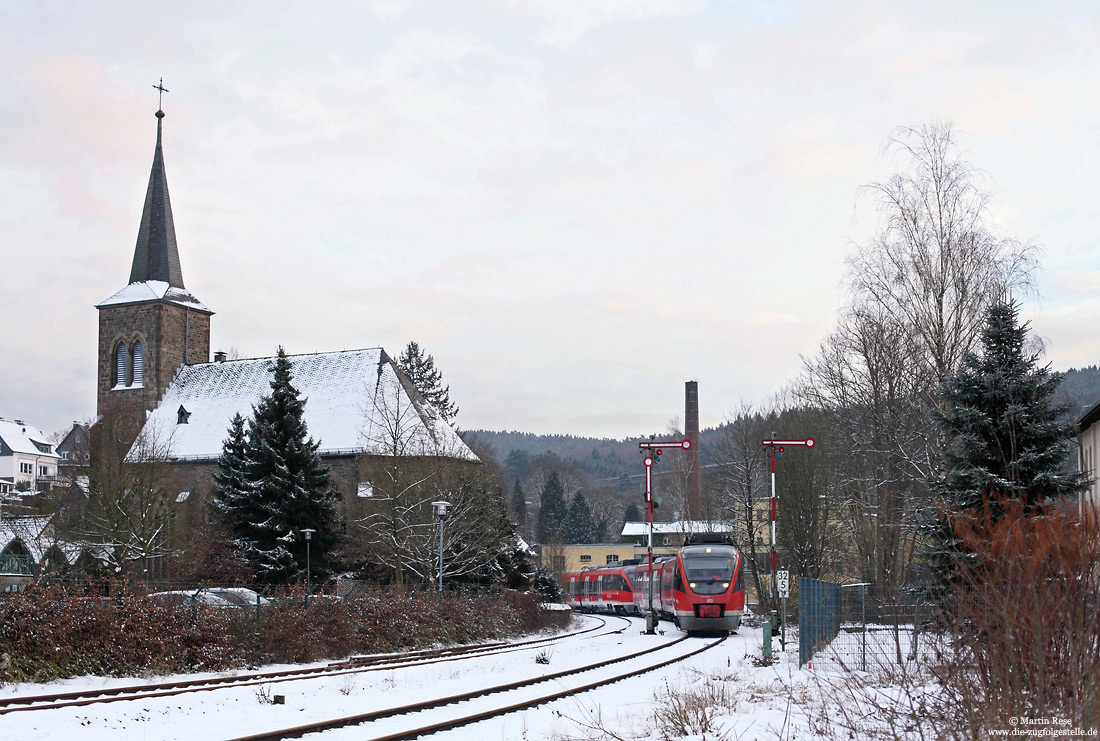 644 554 im Bahnhof Engelskirchen mit Christus-Kirche