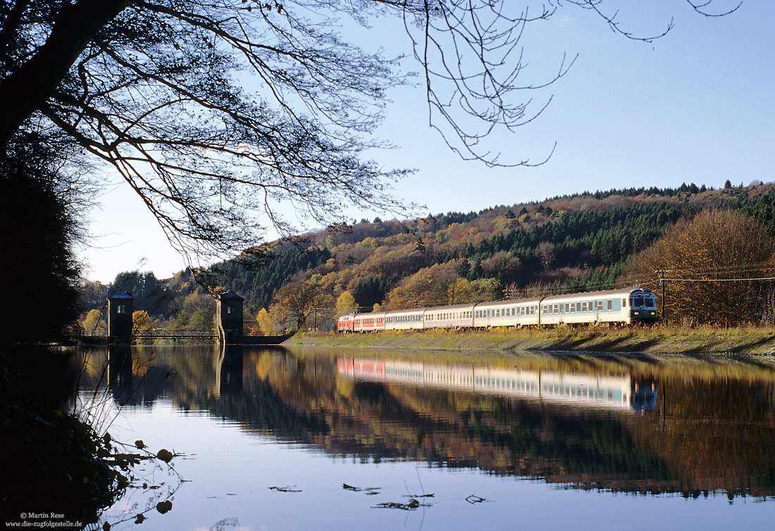 Wendezug mit Baureihe 218 mit Spiegelung am Aggerstausee bei Grünscheid