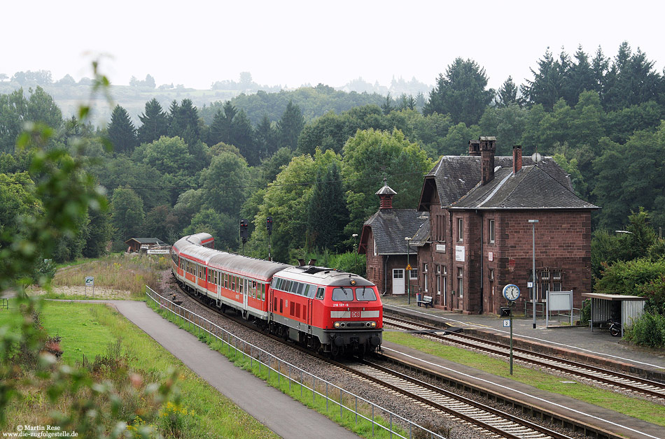 Nur kurz wird die Ruhe in Philippsheim von dem RE 12080 nach Köln Deutz gestört. 29.8.2008. Hier zweigte bis 1955 die 8km lange 750mm-Kleinbahn nach Binzfeld ab.