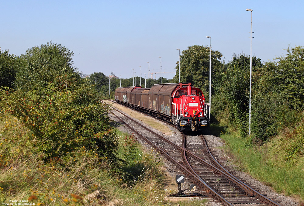 Zwischenzeitlich hat die neue Baureihe 261 die Bedienung des Anschlusses übernommen. Am 16.8.2016 konnte ich hier die 261 106 beim Rangieren beobachten.