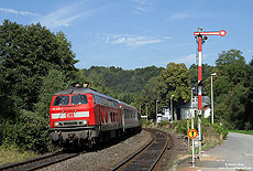 218 206 mit RE12083 im Bahnhof Nettersheim mit Formsignale