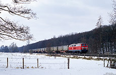 In Mechernich West befinden sich Anschlussstellen der Bundeswehr und der Mülldeponie. Beide Anschlüsse werden heute nicht mehr bedient. Leichtes Spiel hat die 225 101 mit den entladenen Müllcontainern, geht es doch bis Köln Eifeltor nur bergab. 4.3.2005